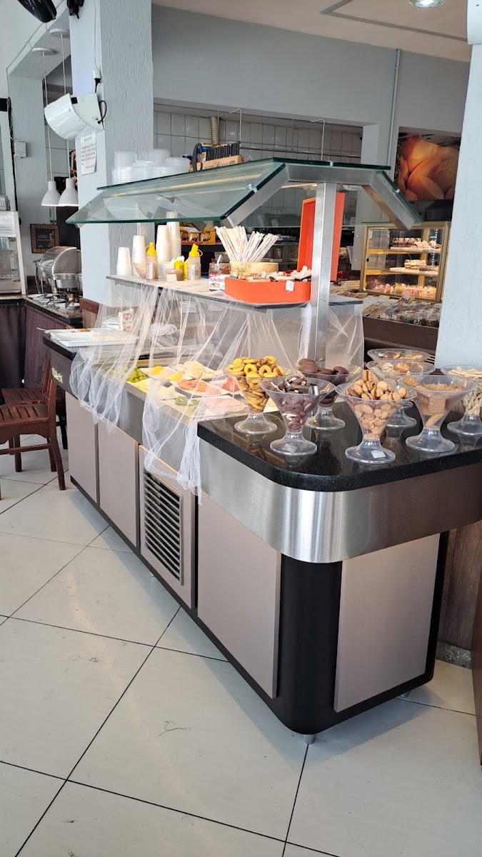 Buffet de doces e salgados da Casa do Pão